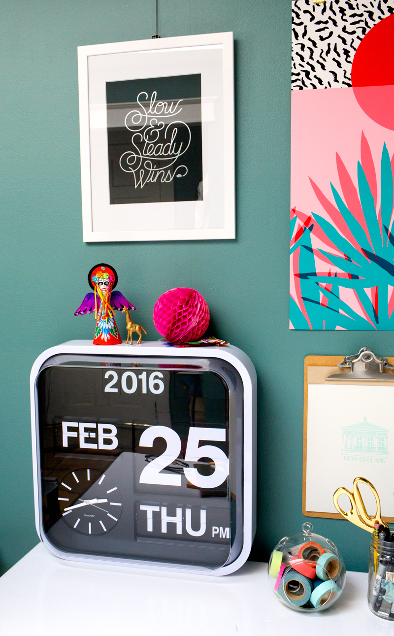 This large number flip clock adds a bold touch to any home office. Click through for more home office decor ideas!